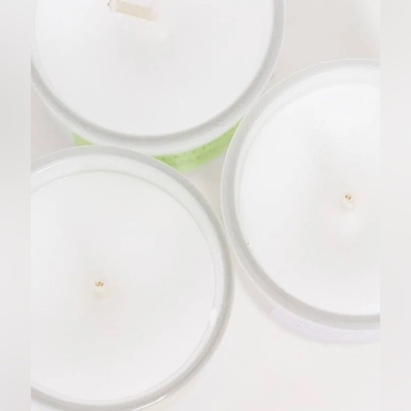 Revolution Beauty London Floral Candle Set! - Picture 5 of 7